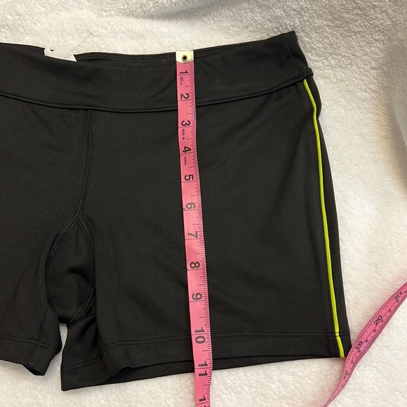 NWOT FILA WORKOUT SHORTS SIZE M - Picture 3 of 7